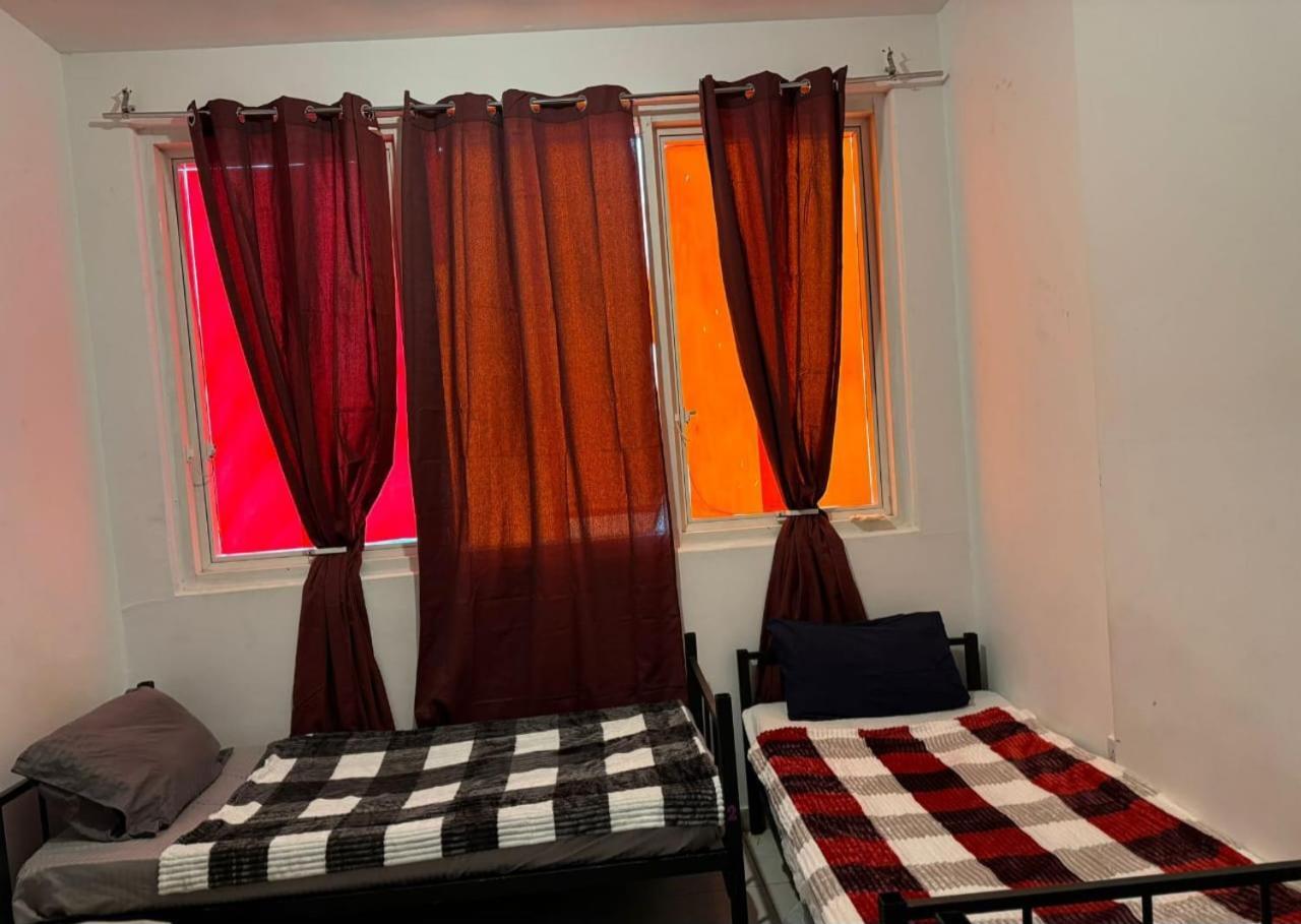 Corniche Street - For Males "Peaceful Bed Space" アブダビ エクステリア 写真