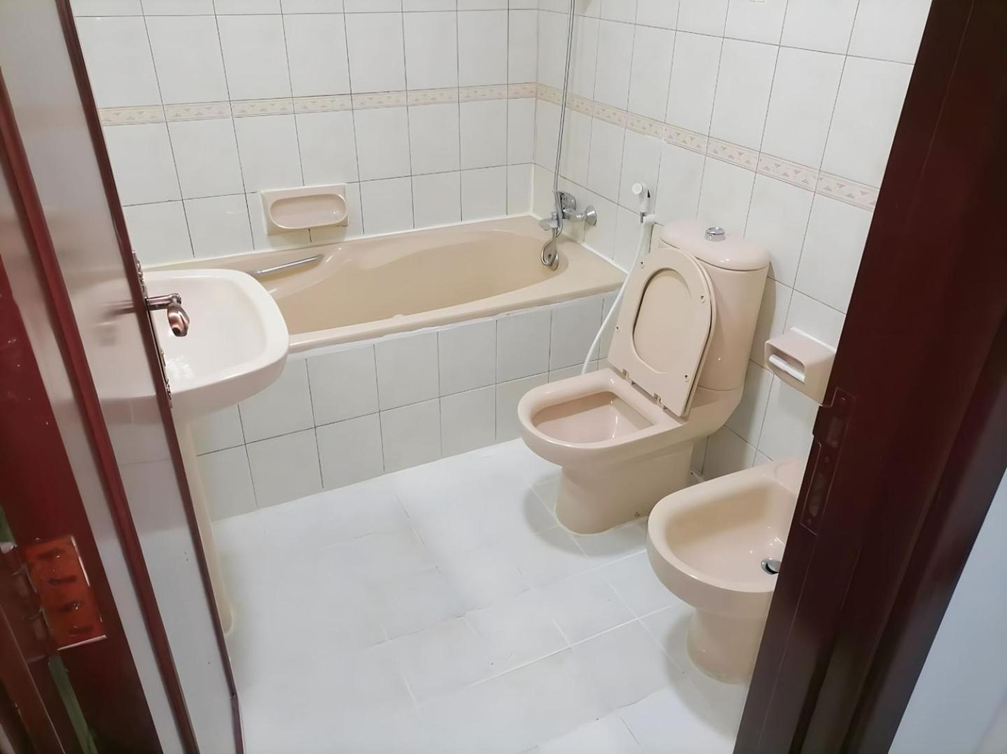 Corniche Street - For Males "Peaceful Bed Space" アブダビ エクステリア 写真